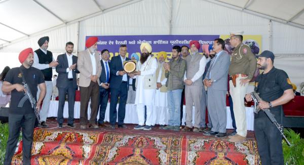 S. Gurmeet Singh Khuddian receiving honor from Dr. Inderjeet Singh